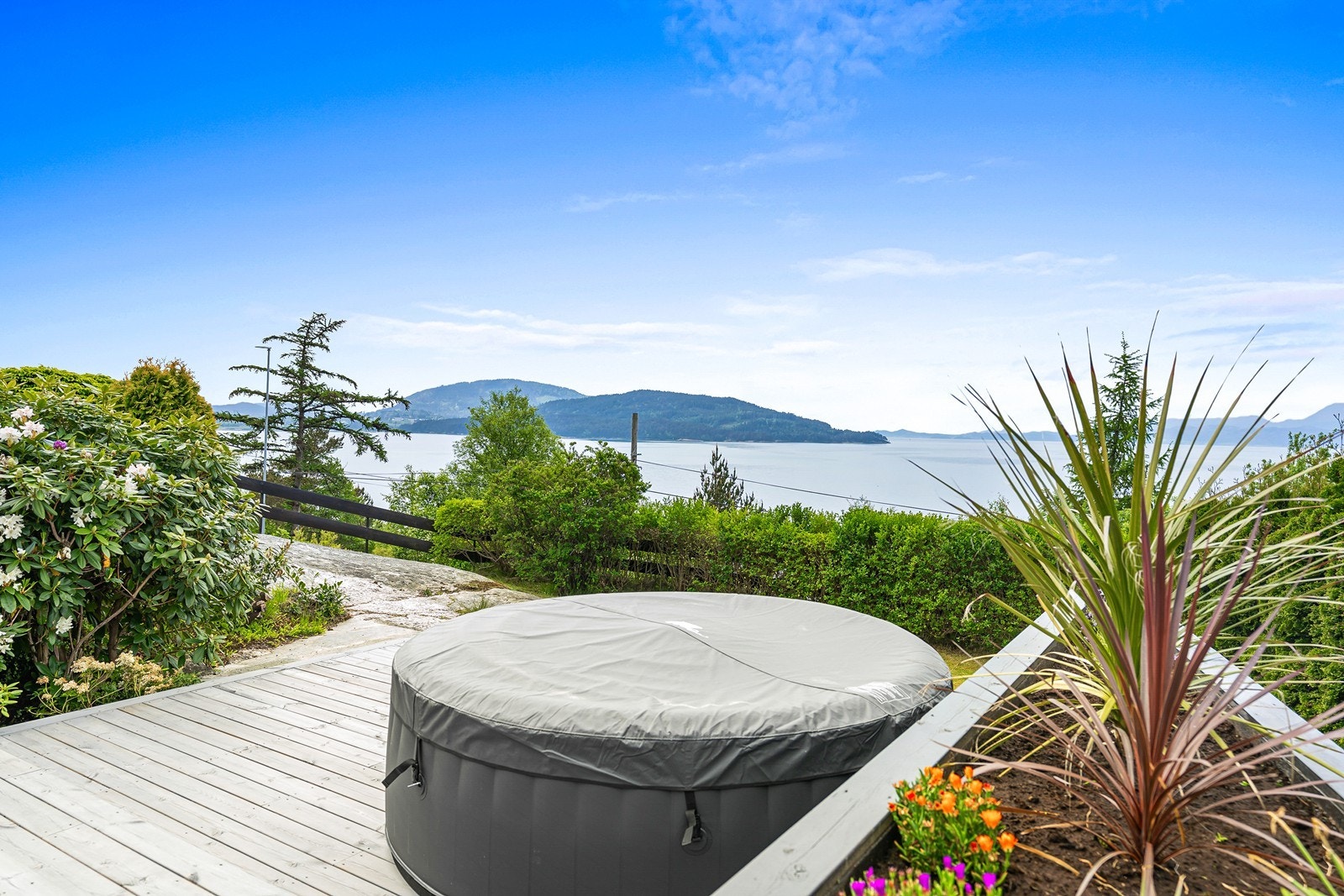 - Her kan du nyte sommersolen fra tidlig morgen til sen kveld, samt den vakre sjøutsikten som endrer seg kontinuerlig - Galleribilde