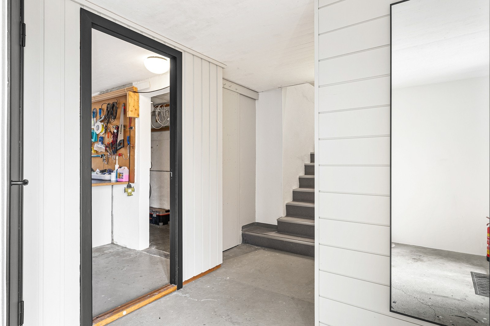 - Kjelleren inneholder gang, wc, kjølerom og 3 boder - Galleribilde