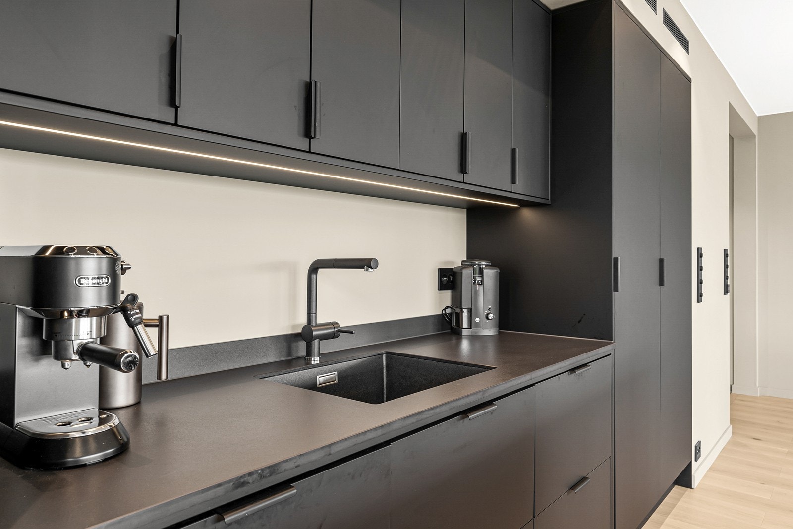 - Rikelig med skap- og benkeplass samt lys under overskap sørger for gode arbeidsforhold for kokken - Galleribilde