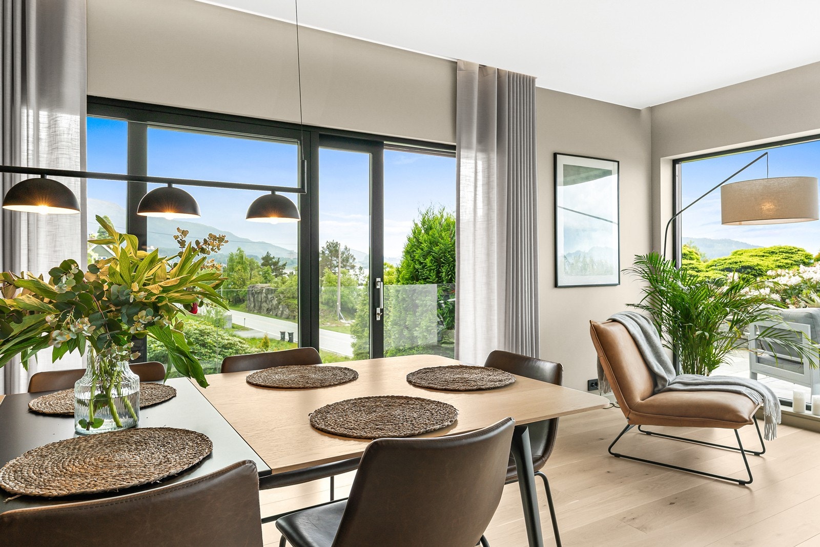 - Merk de generøse vindusflatene som bidrar til rikelig med verdifullt lysinnslipp. Skyvedøren ut mot uteplassen sørger for at skillet mellom ute og inne nærmest viskes bort sommerstid - Galleribilde