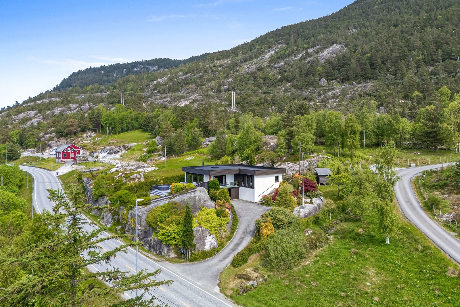 - Her bor du i naturskjønne omgivelser, men likevel svært sentralt med kort vei til dagligvare, skoler, barnehager mm. - Galleribilde