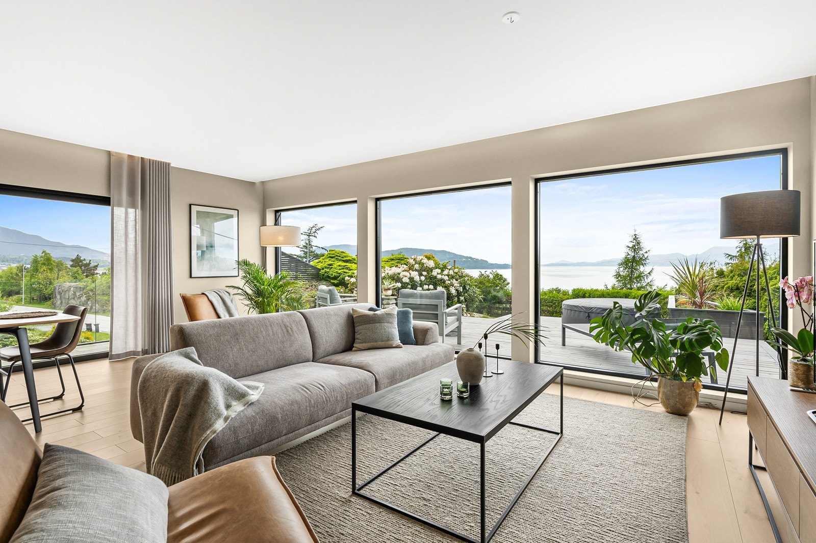 - Hovedetasjen inneholder gang, garderobe, vaskerom, 3 soverom, 2 bad, stue og kjøkken - Galleribilde