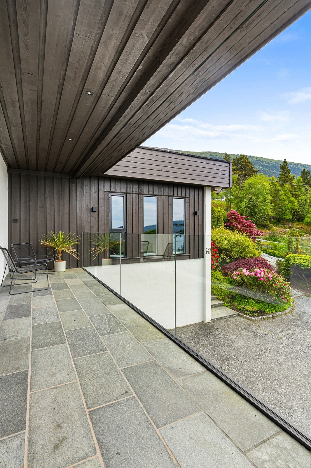 - Merk glassrekkverket som sørger for at utsikten ikke går til spille. Det er installert spotter i tak over uteplassen på nord- og østsiden med smartstyring - Galleribilde