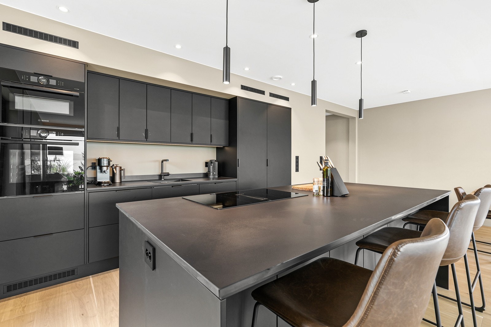 - Ny eier får gleden av helintegrert stekeovn, mikro, oppvaskmaskin, platetopp med integrert avtrekk samt kjøleskap og fryseskap i fullstørrelse - Galleribilde