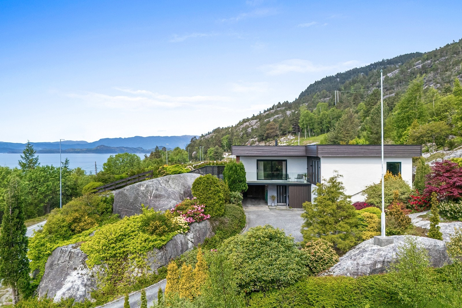 - Tomten er nydelig opparbeidet med hage, terrasseareal, beplantning mm. - Galleribilde