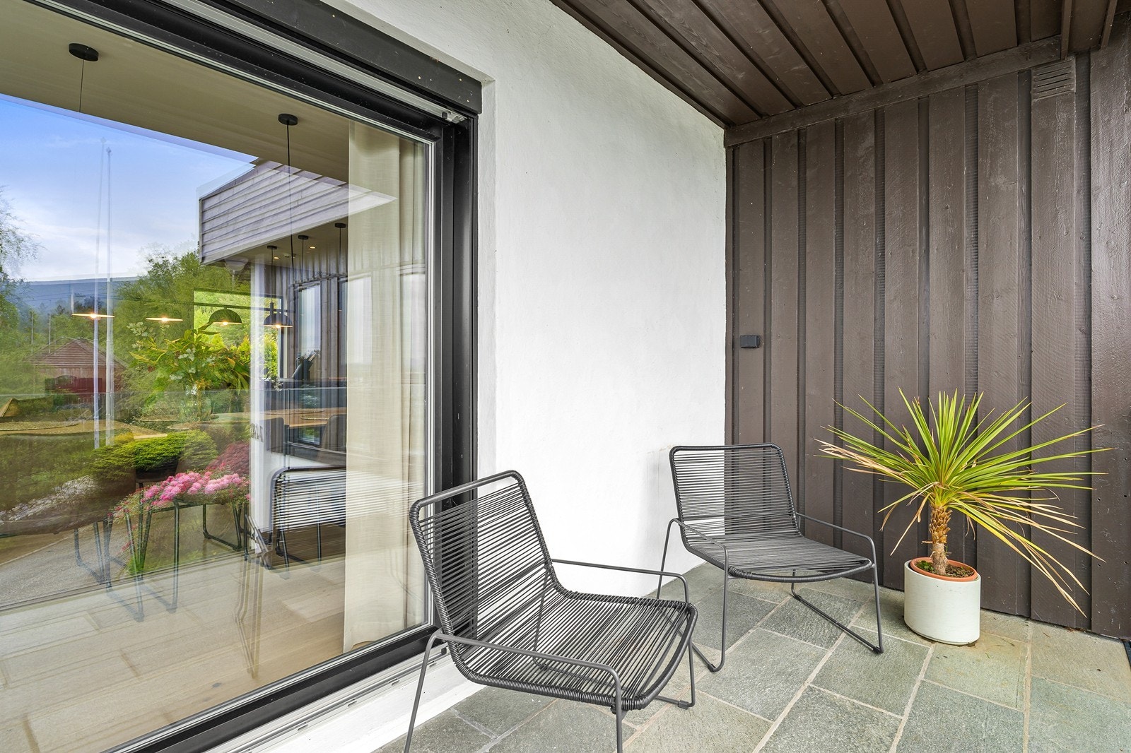 - Det at uteplassen er overbygget gjør bruksmulighetene betraktelig større, og utemøbler o.l. kan stå ute store deler av året - Galleribilde