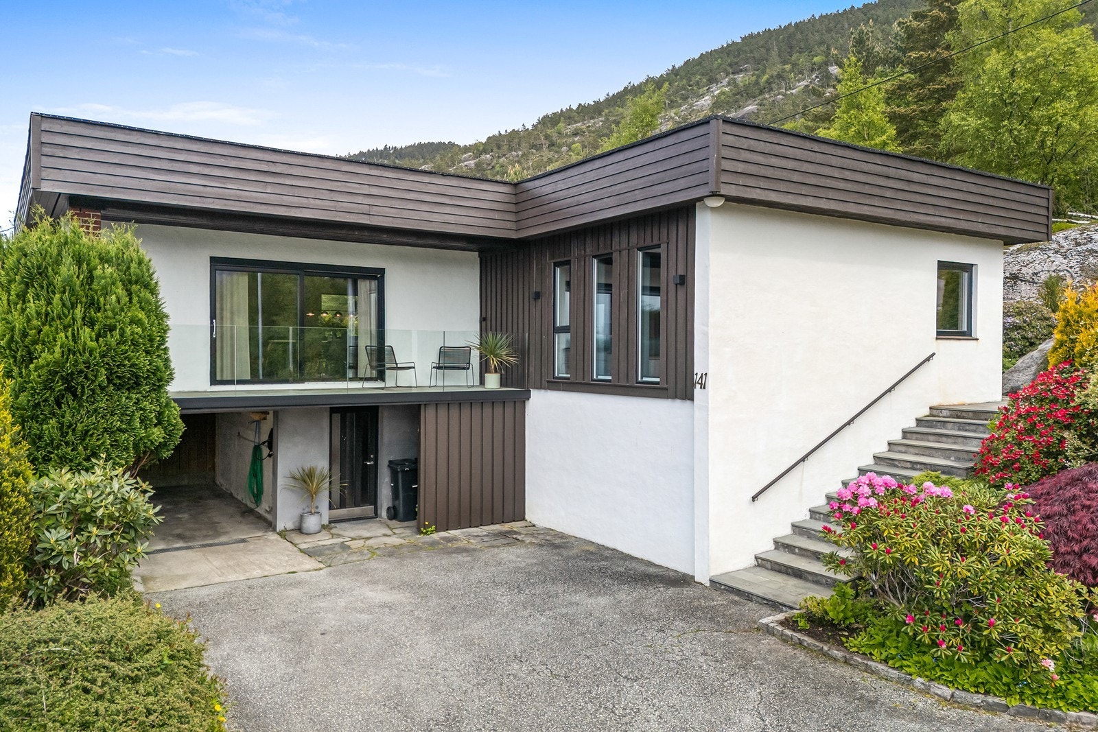 - Boligen er vesentlig oppgradert og modernisert de siste årene, og holder en gjennomgående svært god standard med moderne kvaliteter - Galleribilde