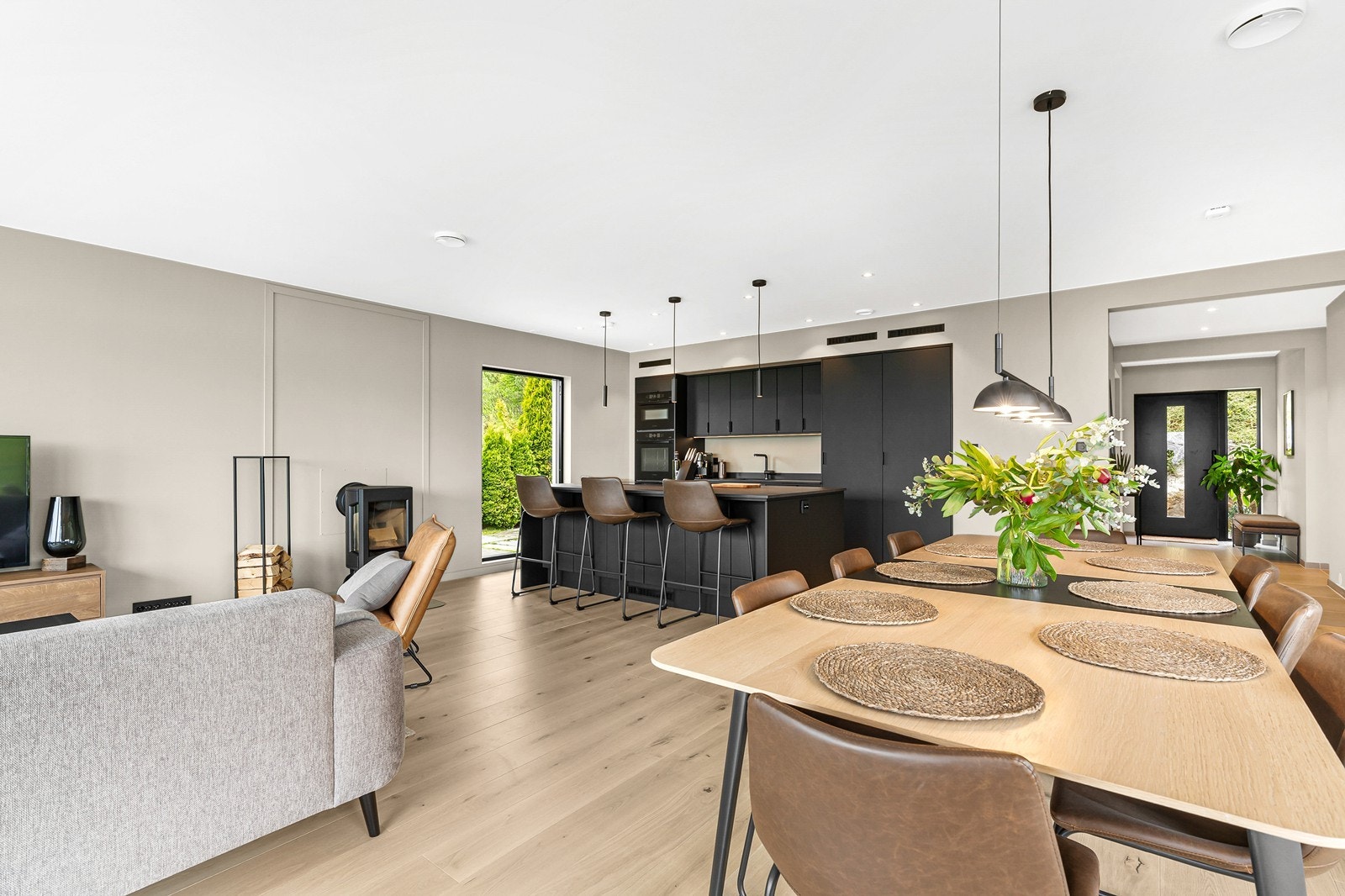 - Peisovn (ny fra Jøtul) i stue sørger for lavere strømkostnader, en behagelig innetemperatur og ikke minst ekstra hygge - Galleribilde