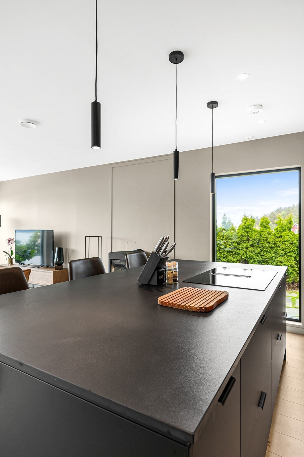 - Kjøkkenøyen fungerer som en naturlig soneinndeler, i tillegg til ekstra skap- og benkeplass. Det er også montert belysning i skuffer - Galleribilde