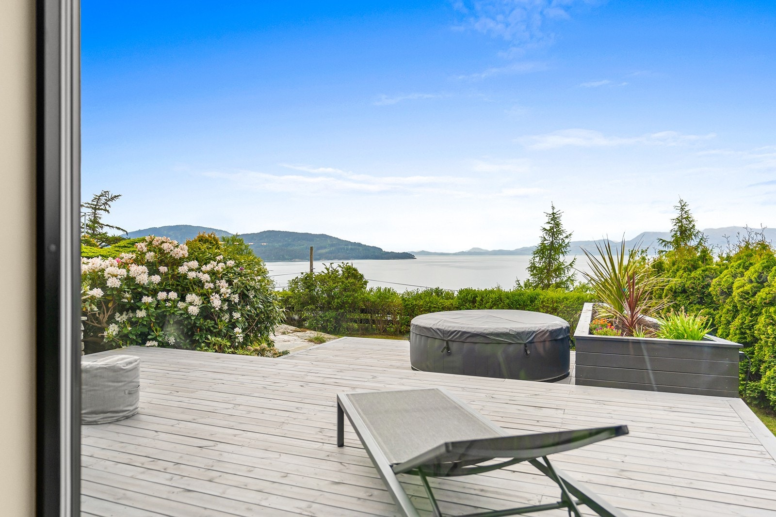 - Terrassen oppleves privat, godt skjermet for sjenerende innsyn - Galleribilde