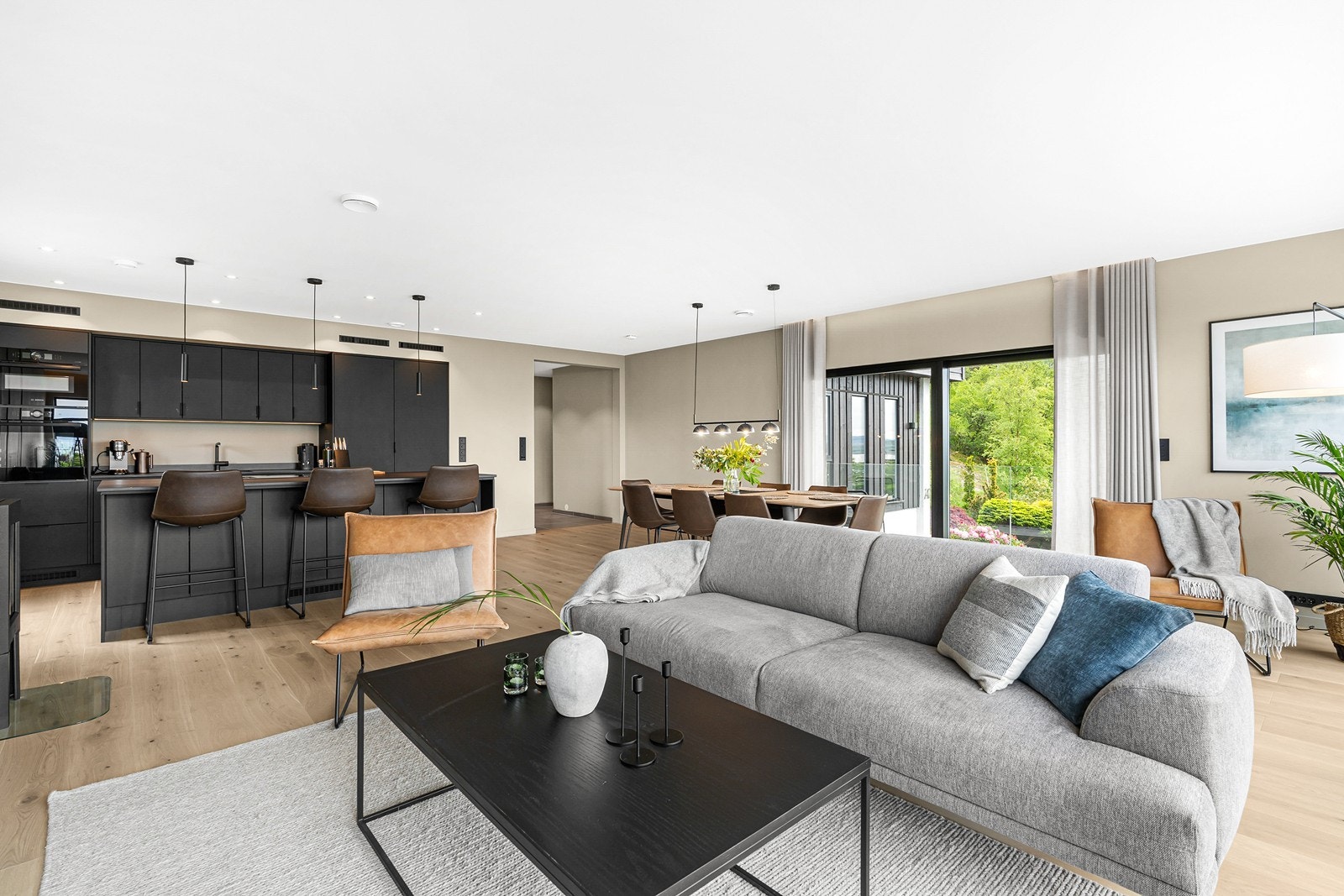 - Den åpne stue-/kjøkkenløsningen sørger for en optimal arealutnyttelse, samt en sosial sone - Galleribilde