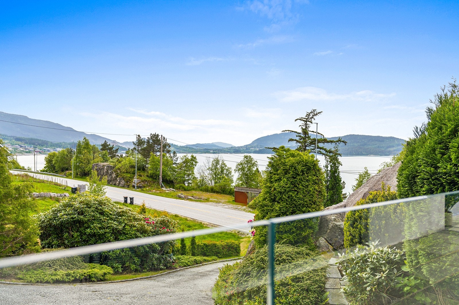 - Direkte utgang fra stuen til uteplass med god plass til ønsket utemøblement - Galleribilde