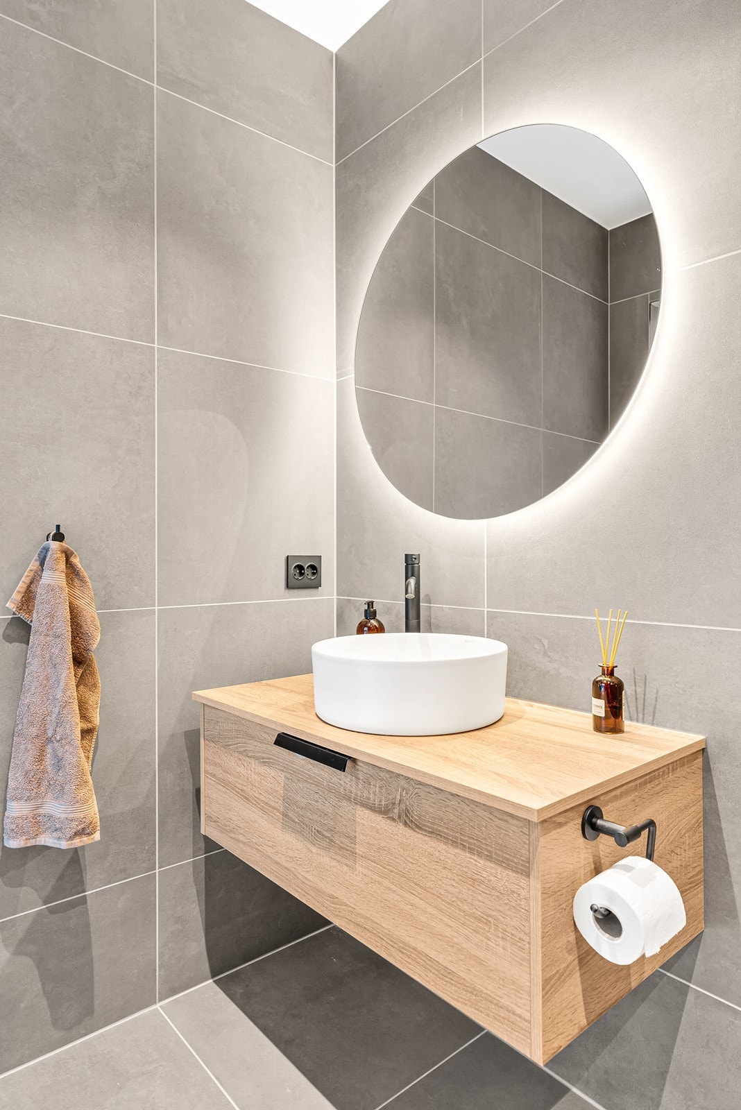 - Innredet med vegghengt servantmøbel, speil med integrert belysning, vegghengt toalett og dusjhjørne med glassdører - Galleribilde