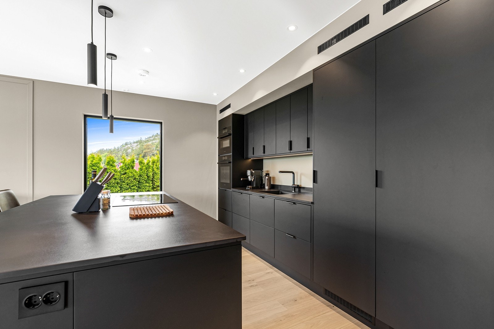 - Lekkert kjøkken fra kvalitetsleverandøren Epoq, med slette fronter og dekton benkeplate (levert av Nerostein) - Galleribilde