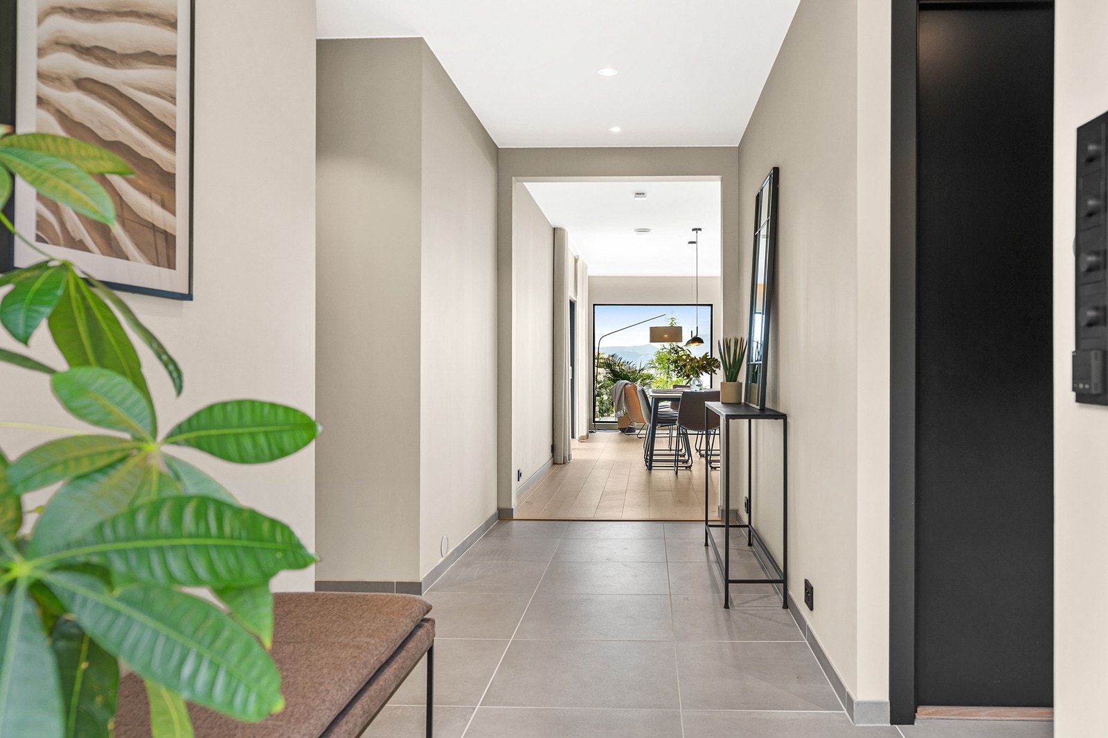 - Romslig mellomgang med praktiske fliser på gulv. Merk at det er installert varmekabler i gulv i stue, gang, bad, vaskerom og hovedsoverom - Galleribilde