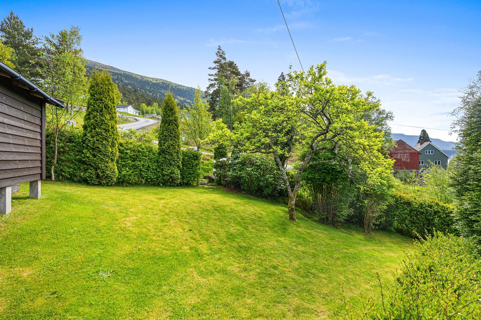 - Herlig hagedel, godt skjermet for sjenerende innsyn. Selger opplyser om sommersol på tomten fra ca. kl. 09 til 23 - Galleribilde