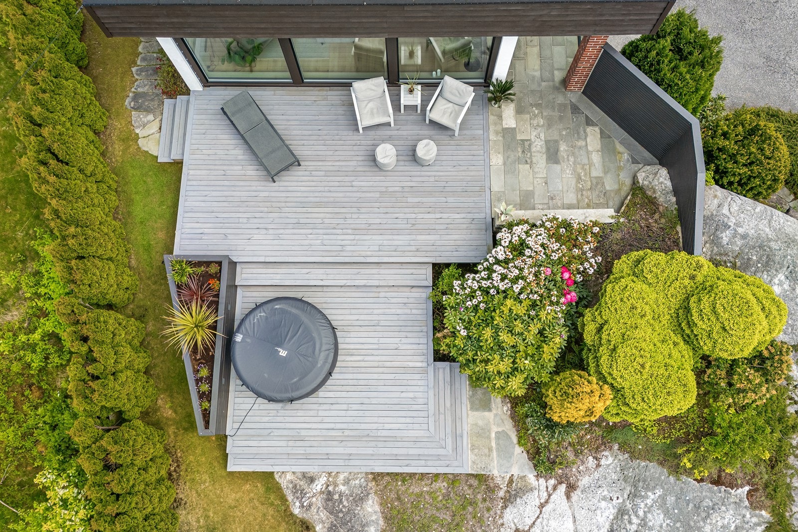 - 54m² solrikt terrasseareal over ulike nivåer - Galleribilde