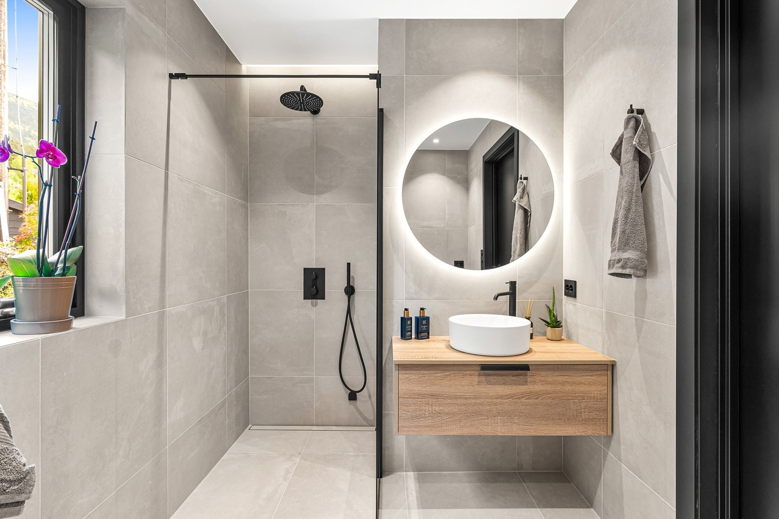 - Bad 2 er innredet med vegghengt servantmøbel, speil med integrert belysning, vegghengt toalett og dusjhjørne med glassdør - Galleribilde