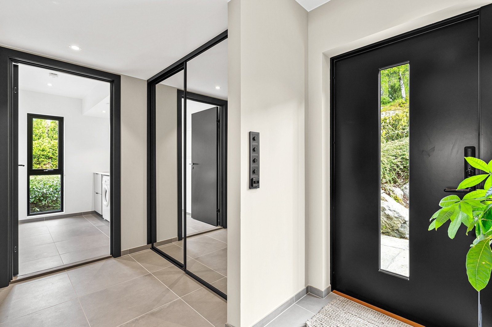 - Integrert garderobeløsning med skyvedører i speil - Galleribilde