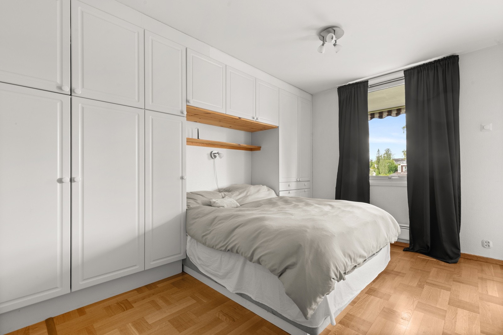 Soverom I - Pent hovedsoverom med plassbygd garderobeløsning med naturlig innhuk for dobbeltseng. Galleribilde