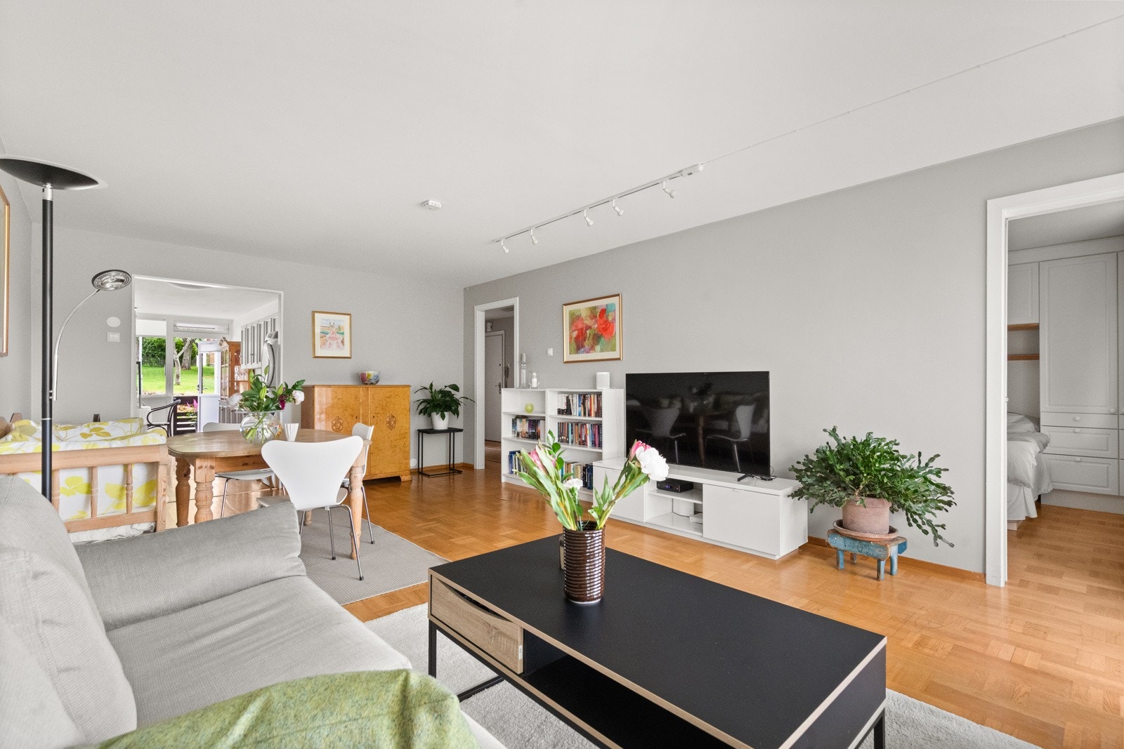 Stor stue med god plass til stor sofasalong, spisestue og øvrig stuemøblement. Galleribilde
