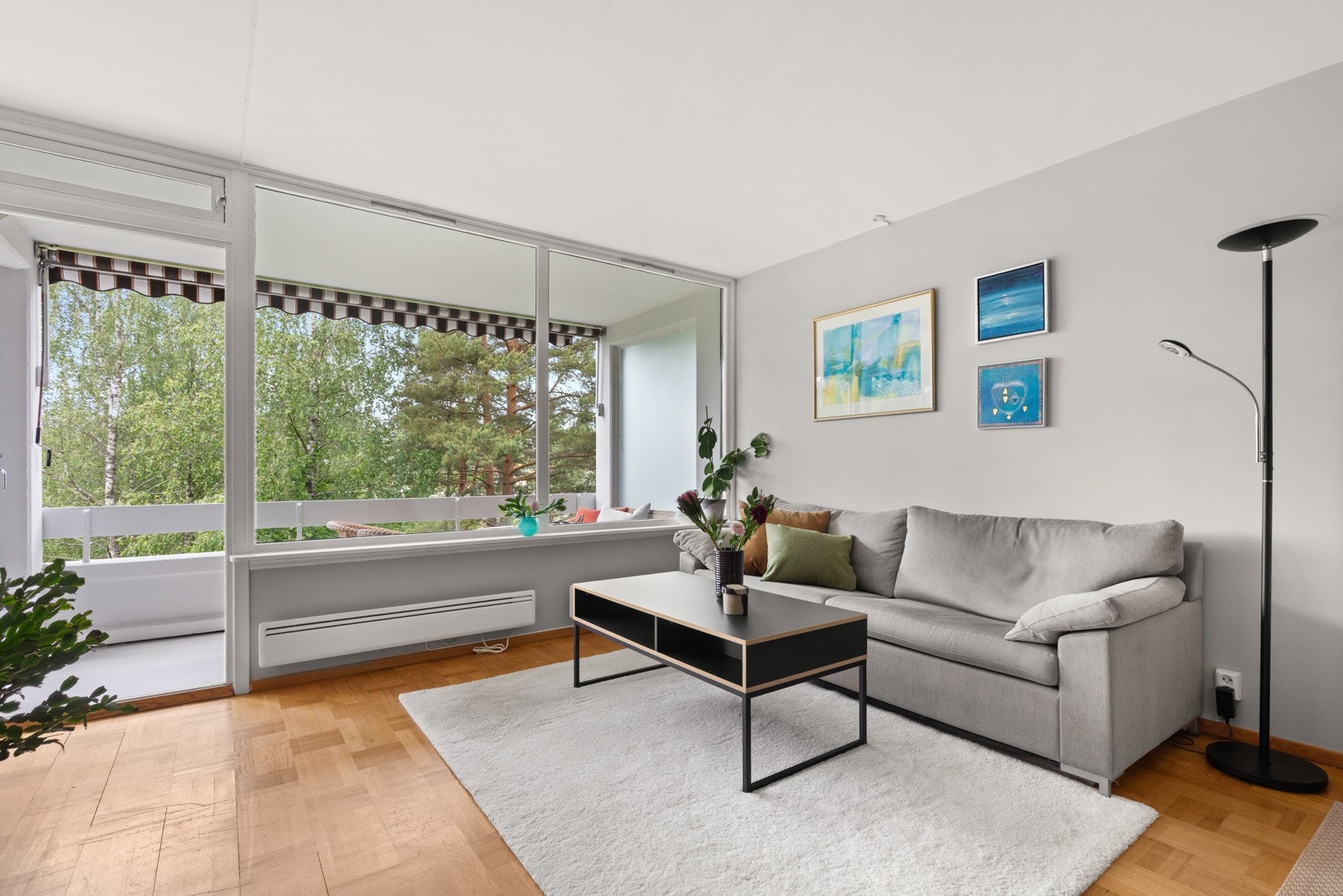 Fra stuen har man utgang til den store balkongen som byr på svært gode sol- og utsiktsforhold! Galleribilde