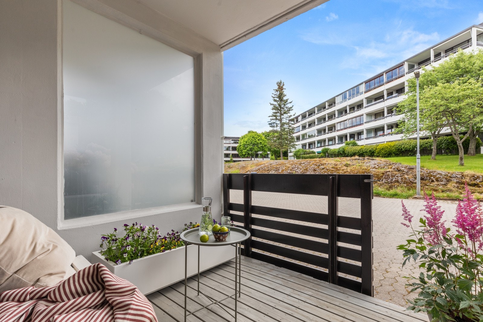 Koselig balkongplatting med formiddagssol - Perfekt plass å nyte morgenkaffen! Galleribilde