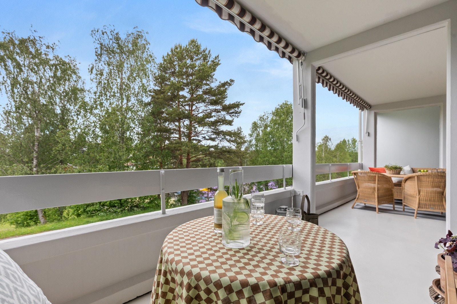 Fantastisk balkong med god plass til flere utesalonger. Galleribilde