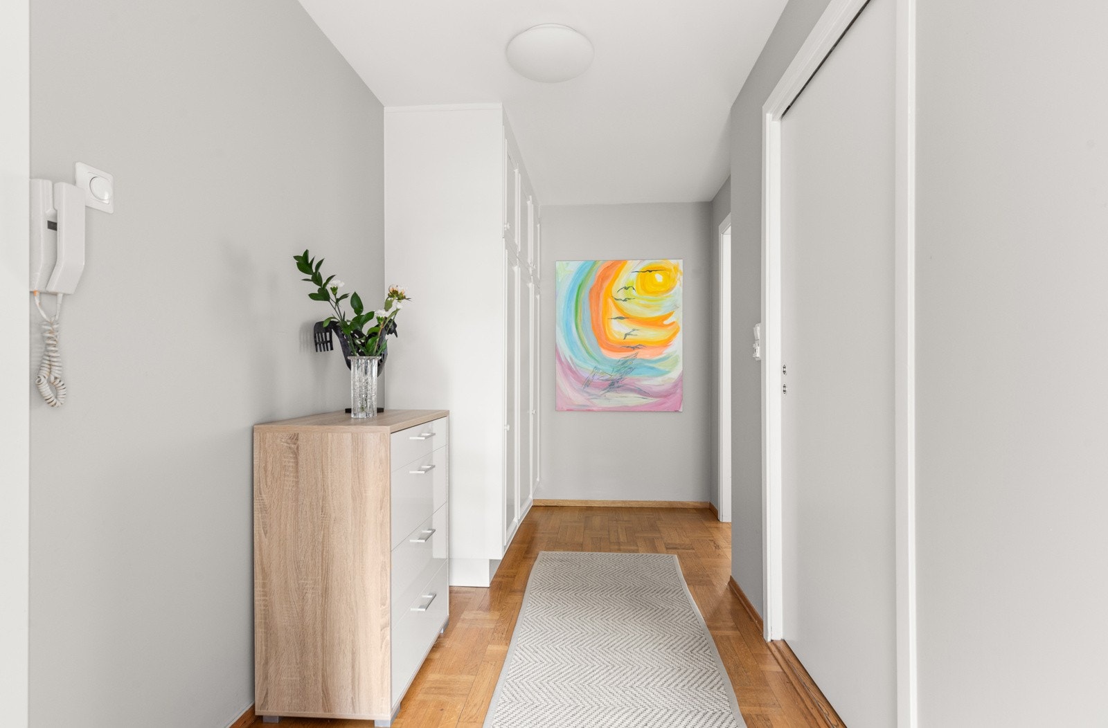 Velkommen inn! lys og romslig gang. Galleribilde