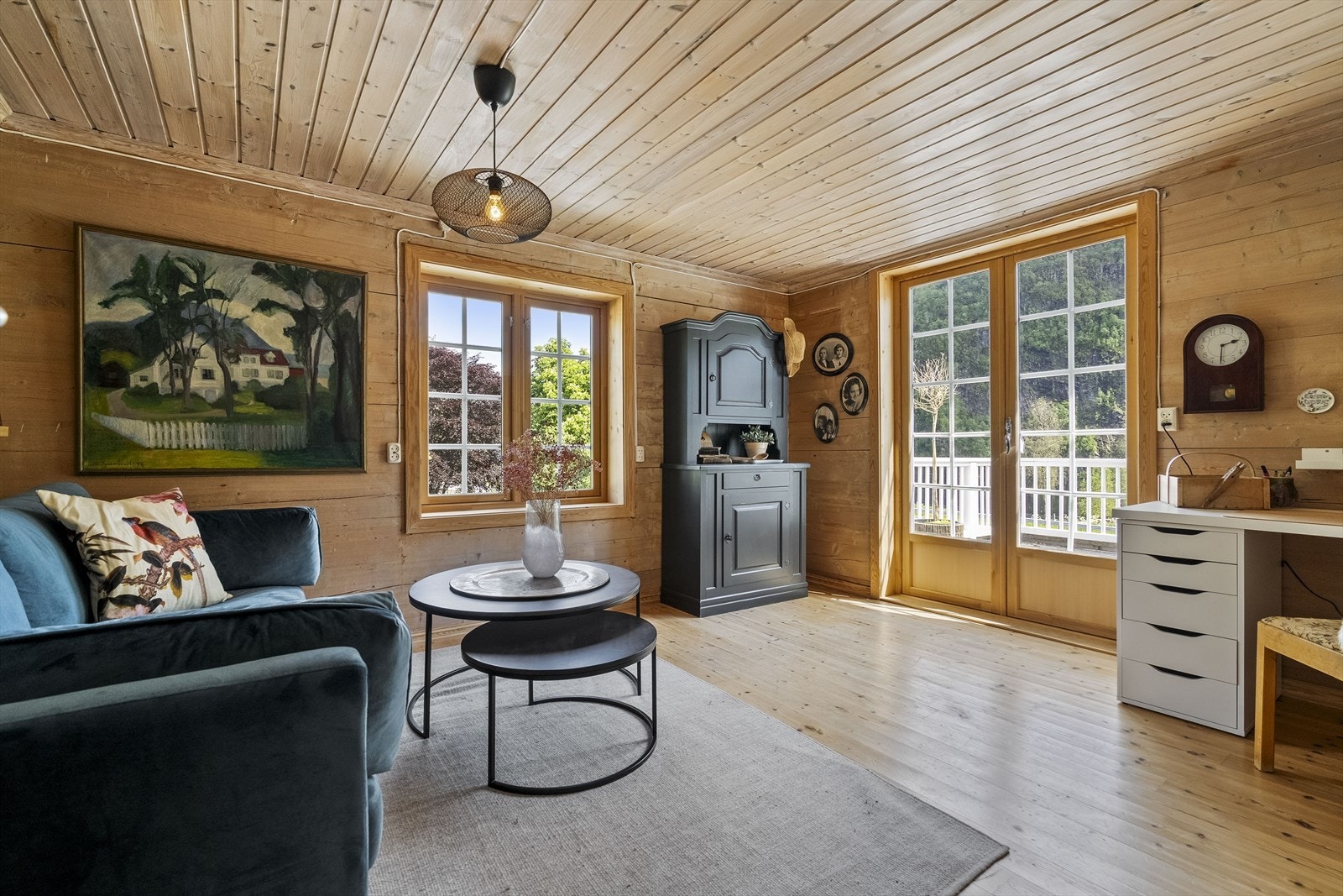 Eldste stova - bygd i 1920 er godt bevart - legg merke til dei fine tømra veggane. Galleribilde