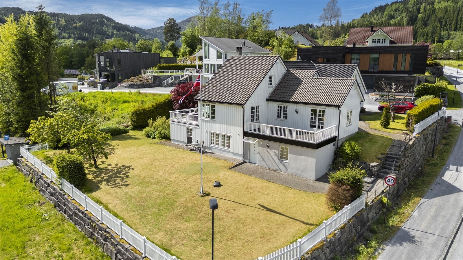 Tomt av god størrelse - plass til mange aktivitetar. Galleribilde