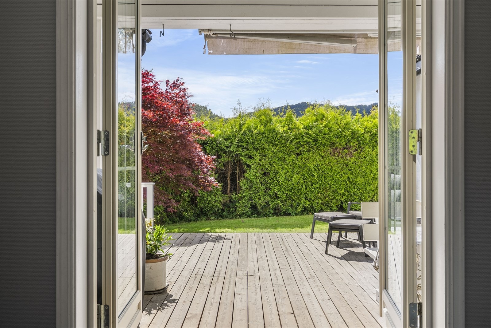 Tofløya glassdør mellom spisestua og terrassen Galleribilde