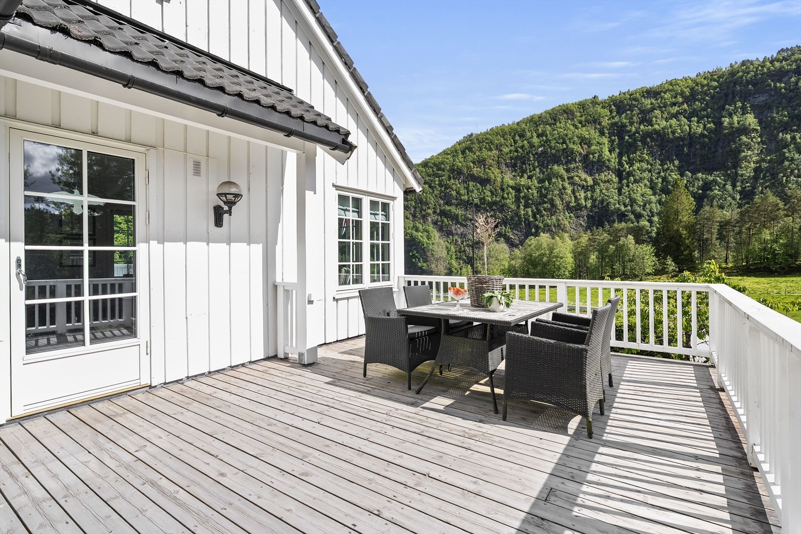 Terrassen som har tilkomst frå stova og hagen Galleribilde