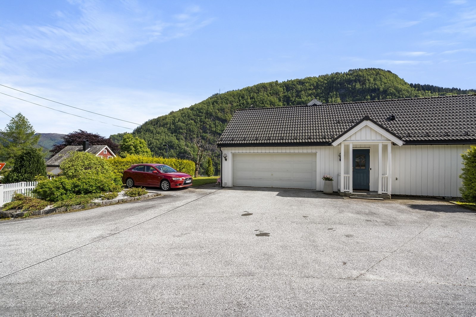 Stor, asfaltert tunplass med god plass til parkering. Galleribilde