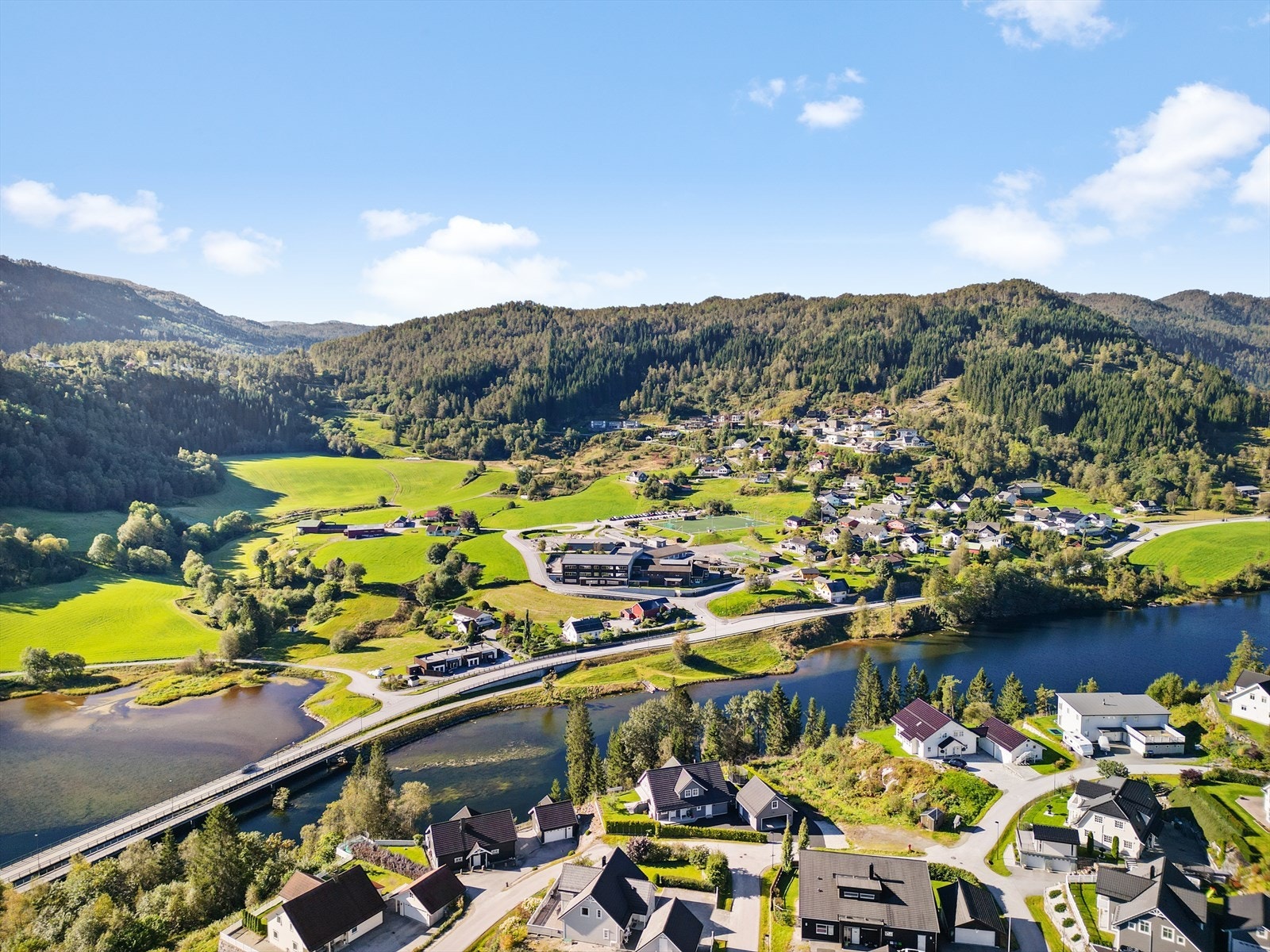 Sunde barnehage og skule - bilfri gangveg mellom Farsund og Sunde. Galleribilde