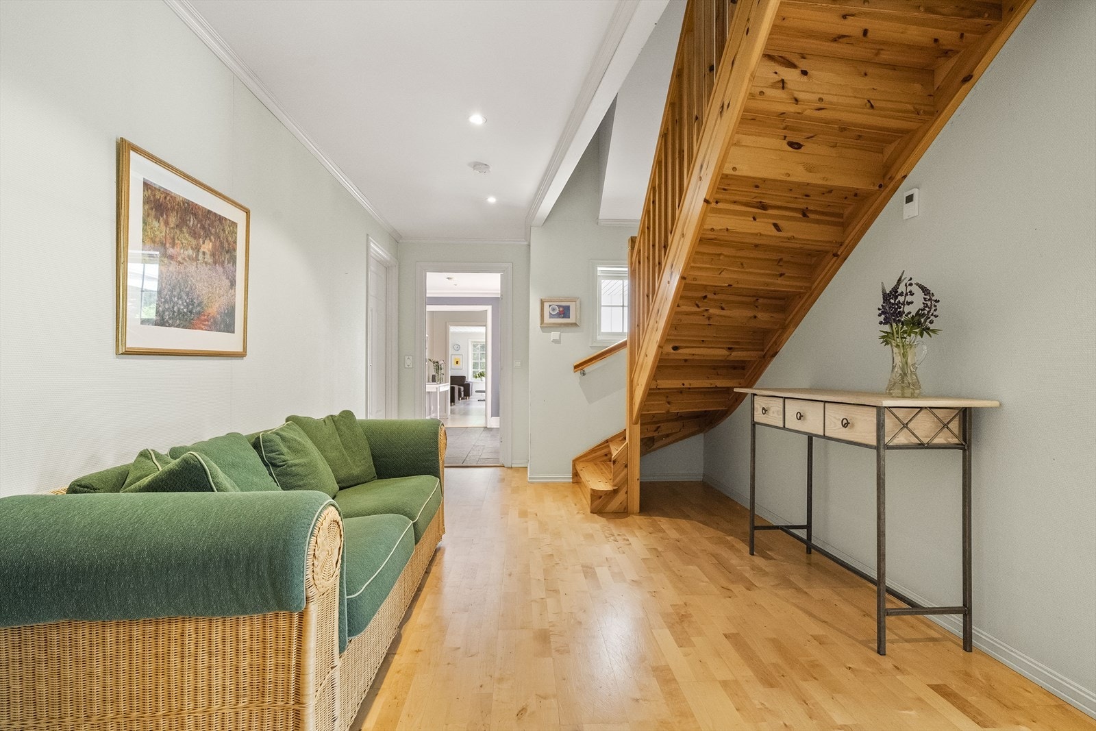 Gangen mellom vaskerommet og spisestova, med trapp til 2. etasje i opa løysing. Galleribilde