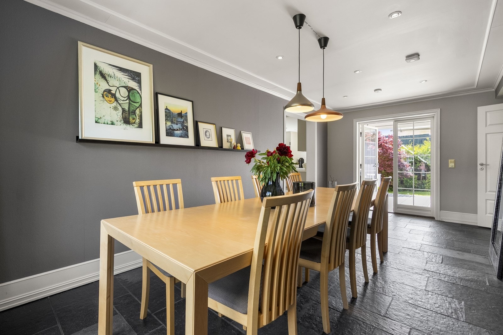 Gjennomlyset gjer rommet lyst og triveleg. Legg merke til golvlistene - lekre! Galleribilde