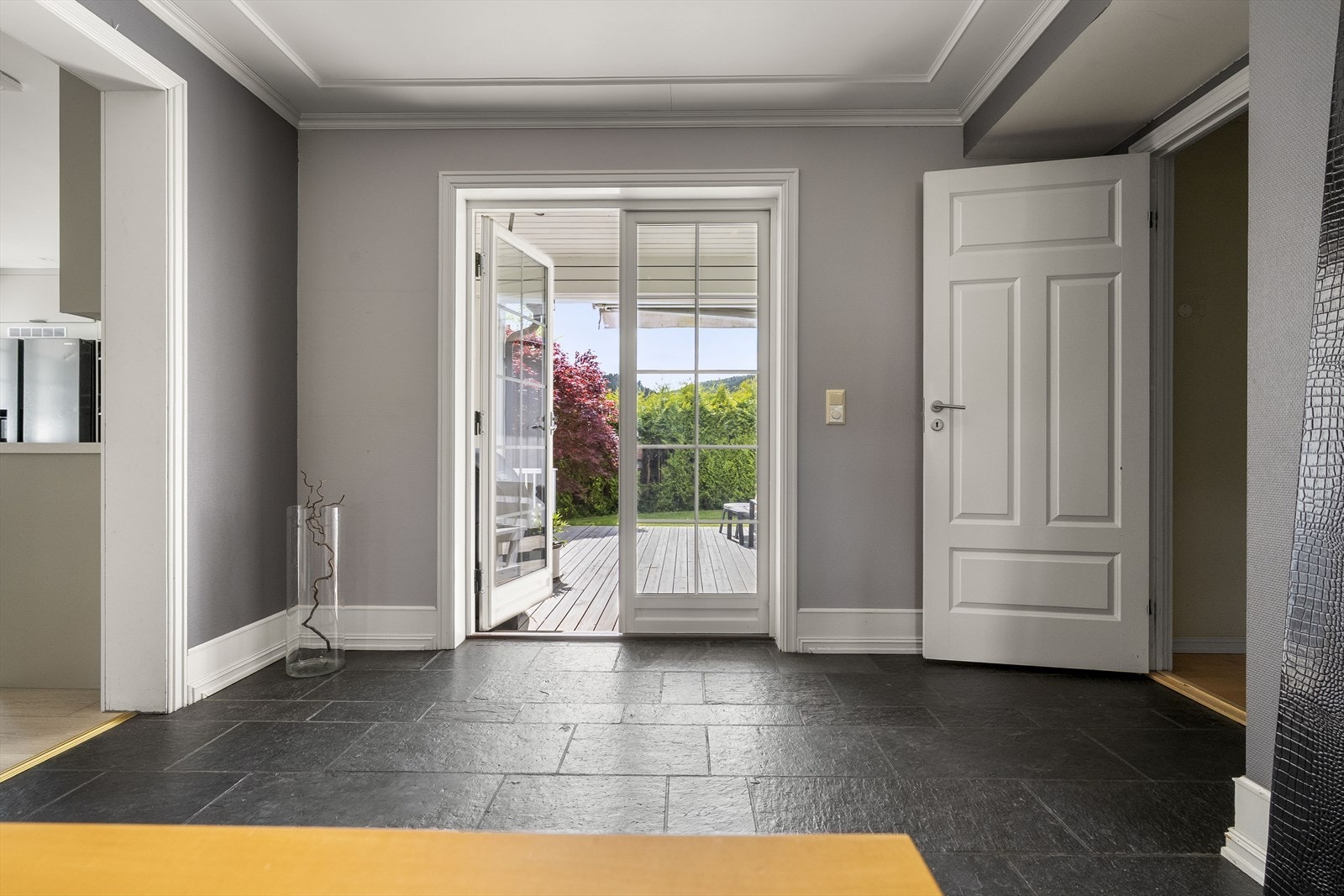 Kjøkken inn til venstre, gang til høgre. Galleribilde