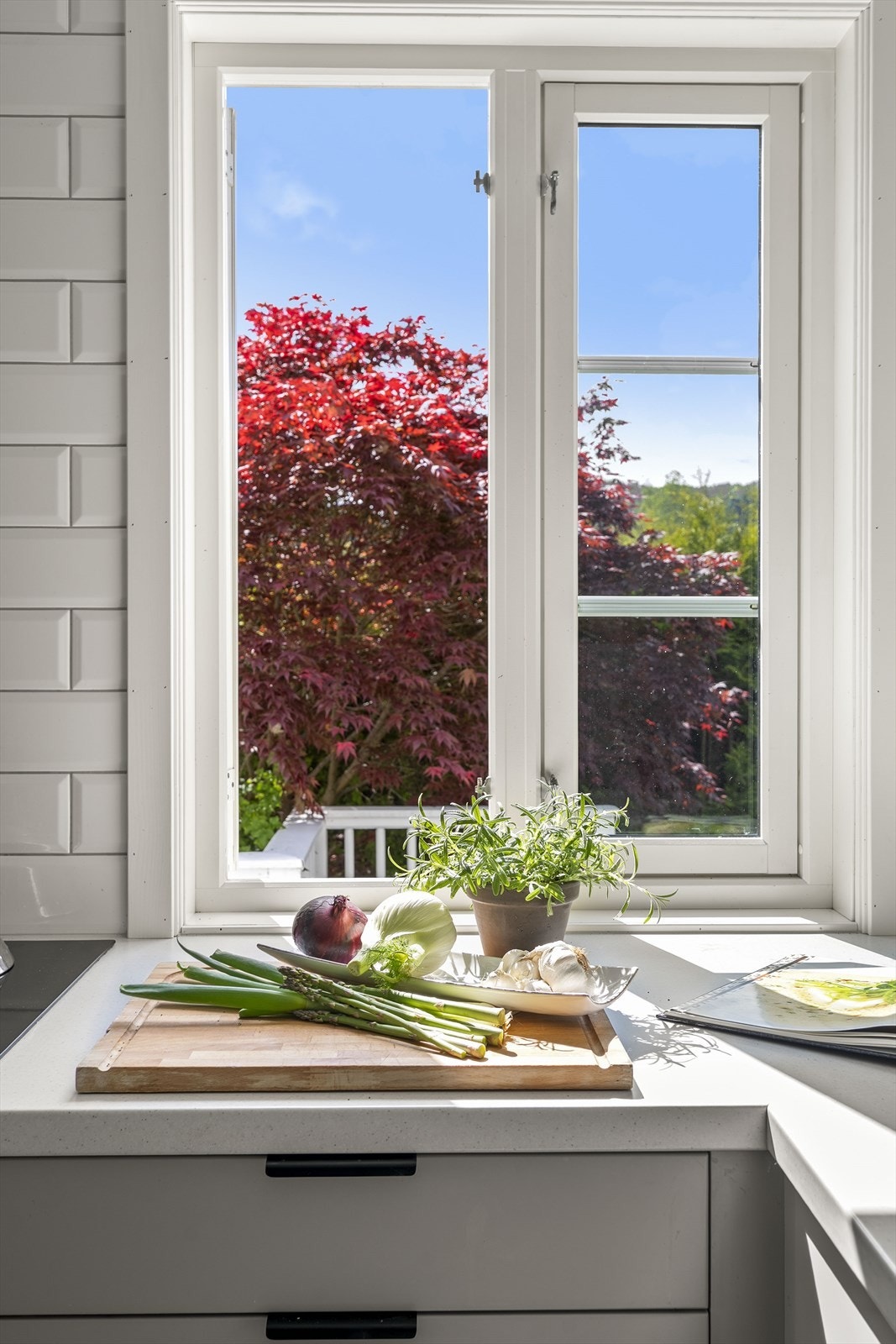 Ein hyggeleg arbeidsplass ved benken. Galleribilde