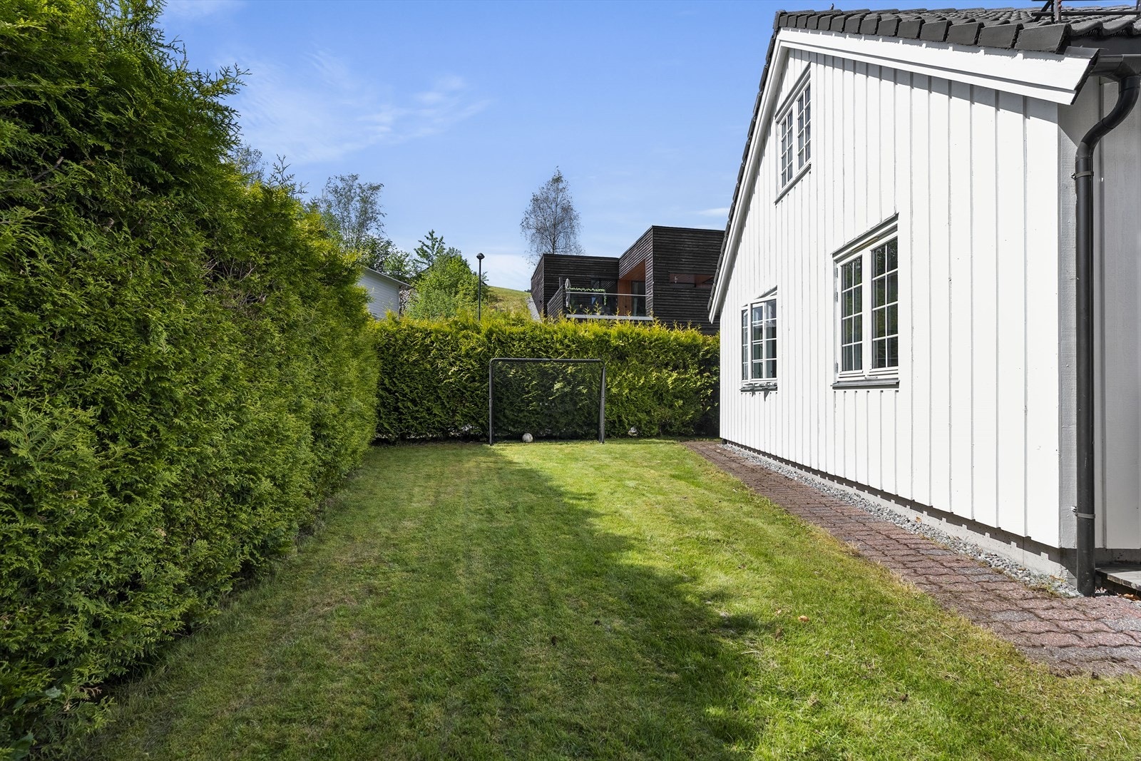 Steinlagde gangstiar rundt huset og i hagen. Galleribilde