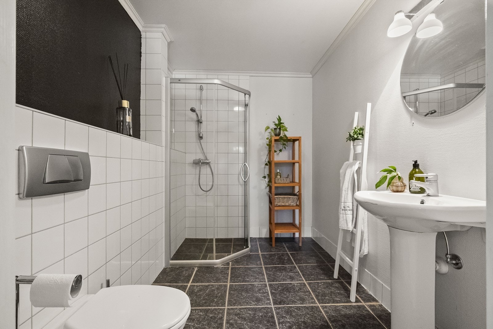 Eitt av to bad i hovudetasjen Galleribilde