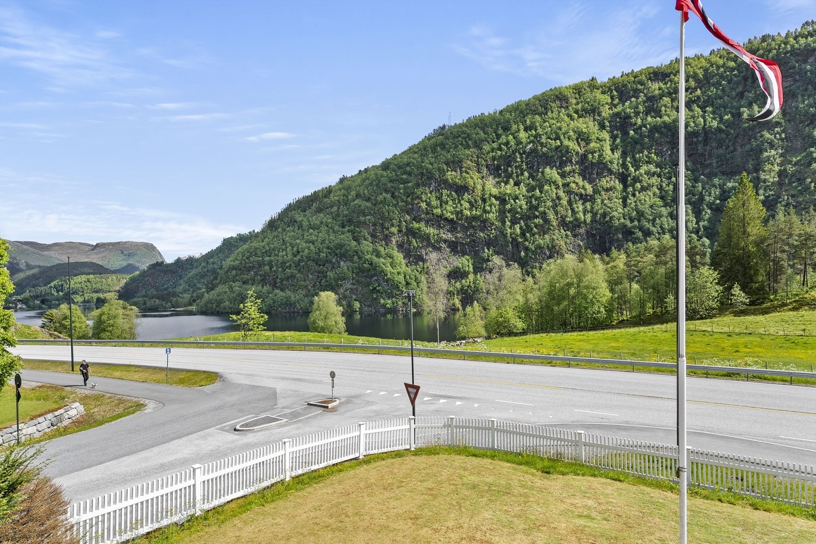 Utsikt mot Movatnet og fjella rundt. Galleribilde