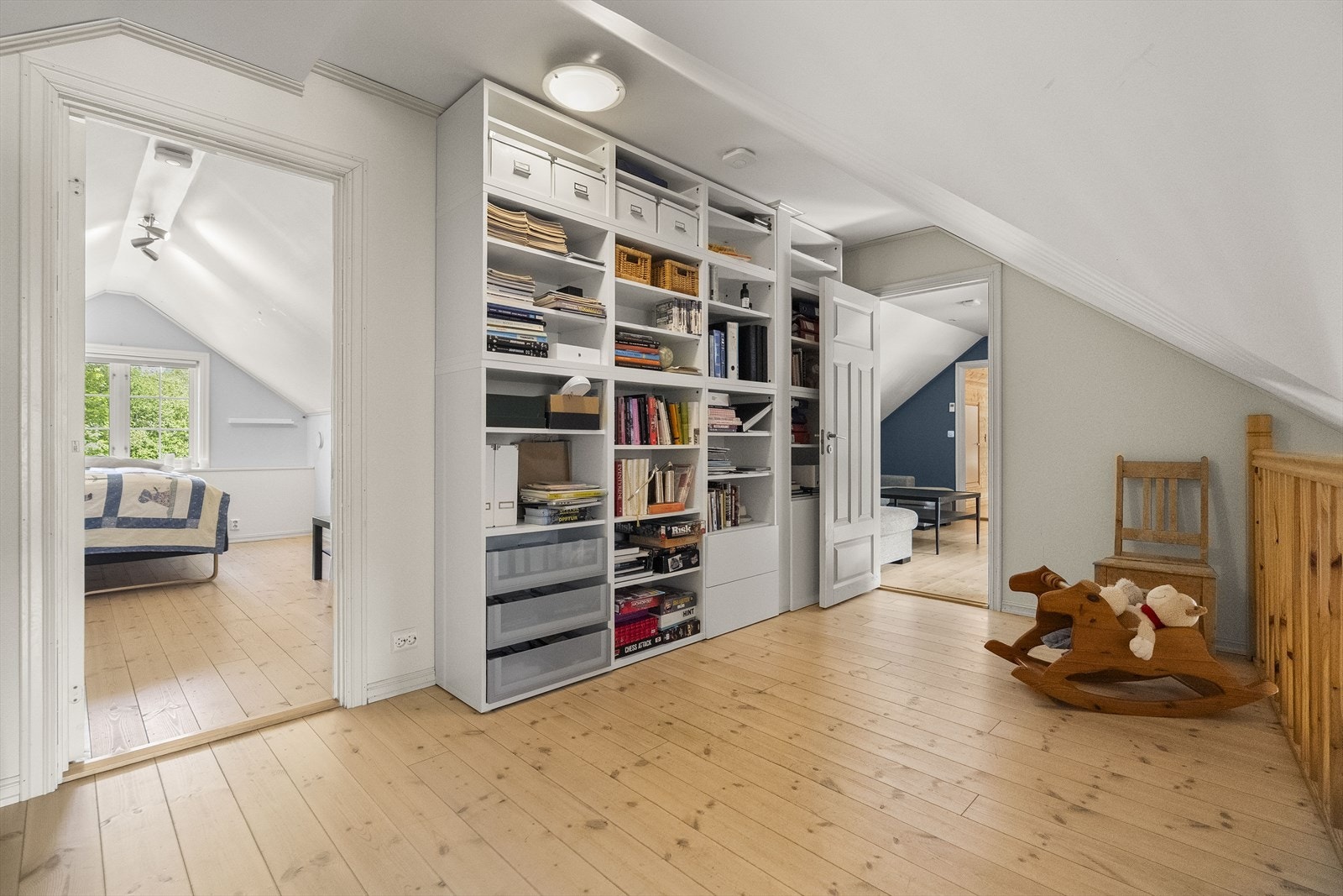 Gang/bibliotek/leikerom - rommet har mange alternativ til bruk. Galleribilde