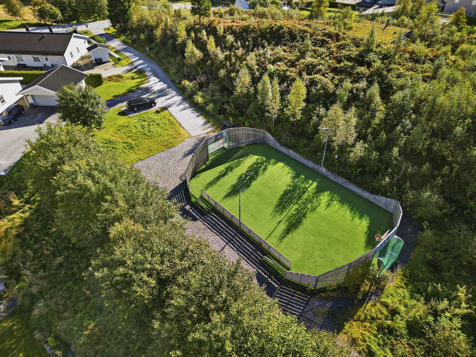 Litt av nærområdet - ballbingen litt lenger inne i bustadområdet. Galleribilde