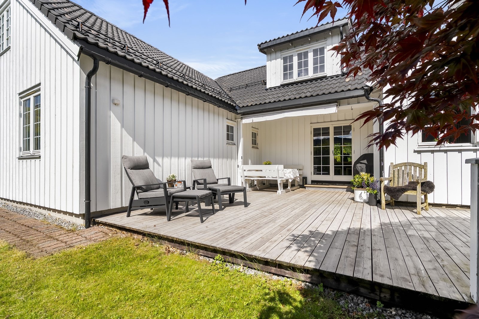 Delvis overbygd uteplass med tilkomst frå spisestova Galleribilde