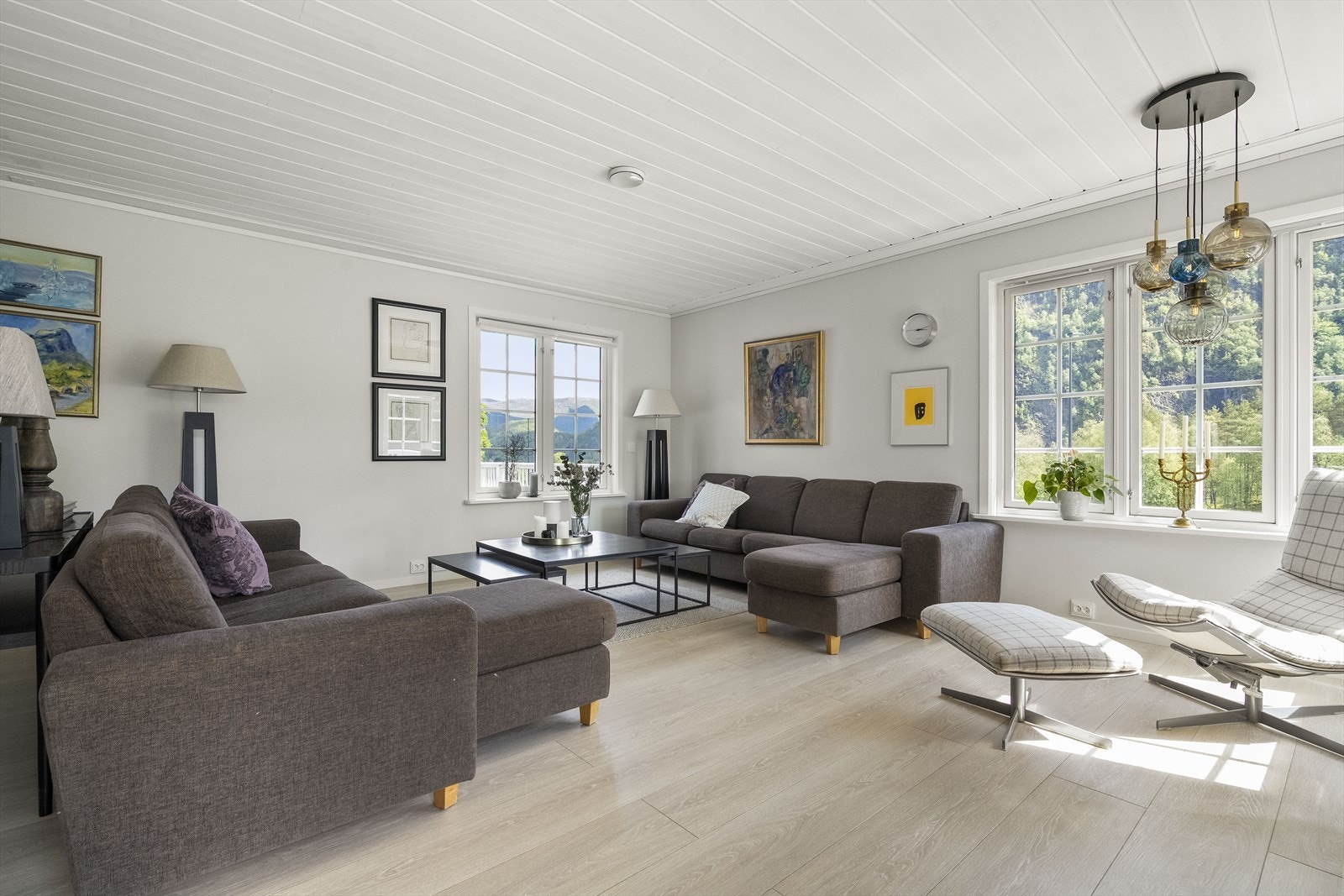 Store vindusflater gir godt med naturleg lys inn og fin utsikt. Galleribilde