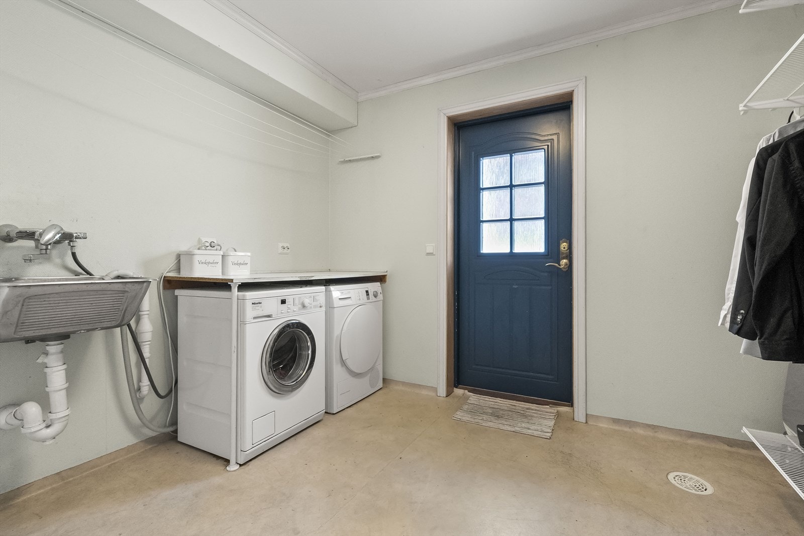 Vaskerommet - med dør ut til tunet - brukt som biinngang. Galleribilde