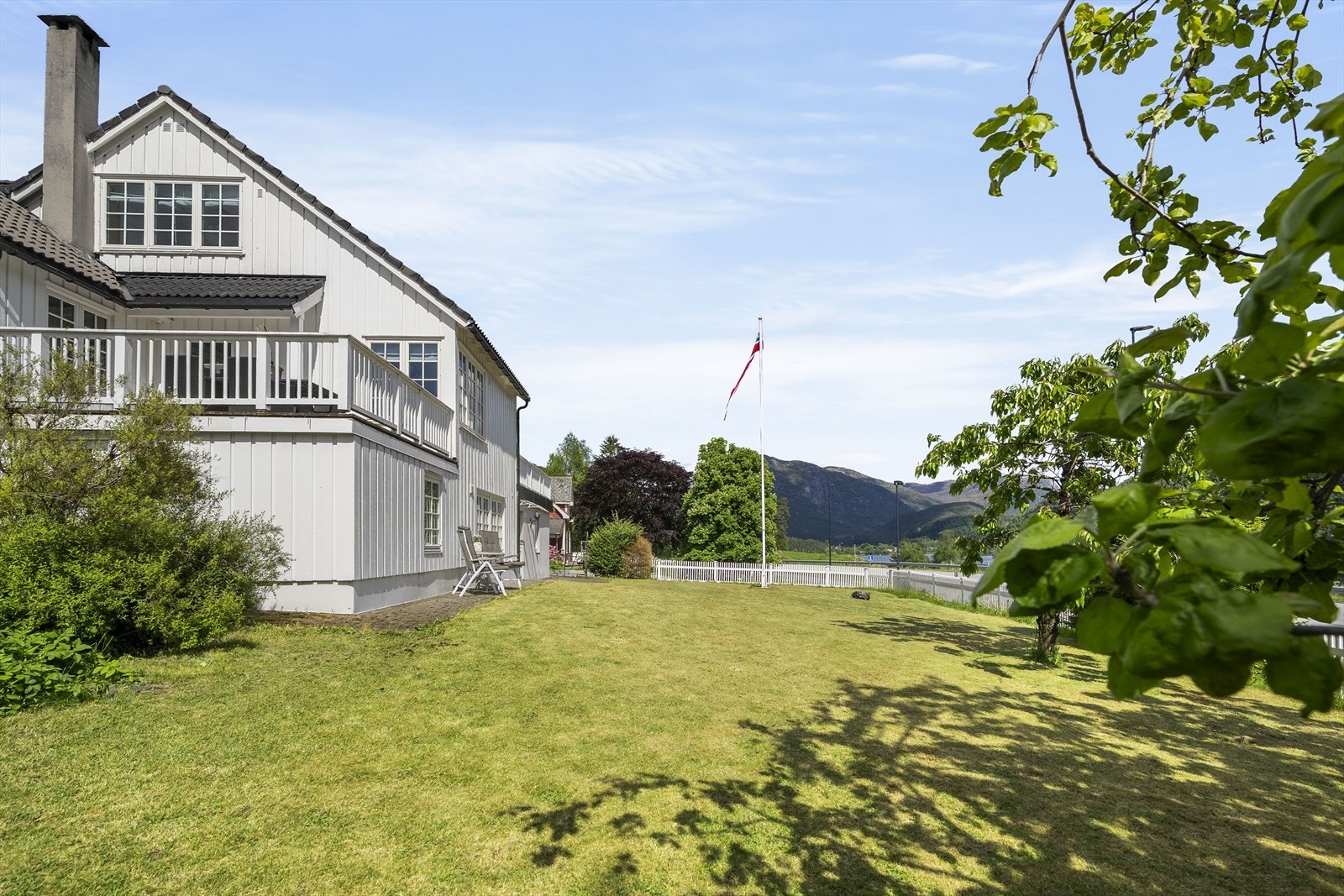 Hagen framfor utleigeleilegheita. Galleribilde