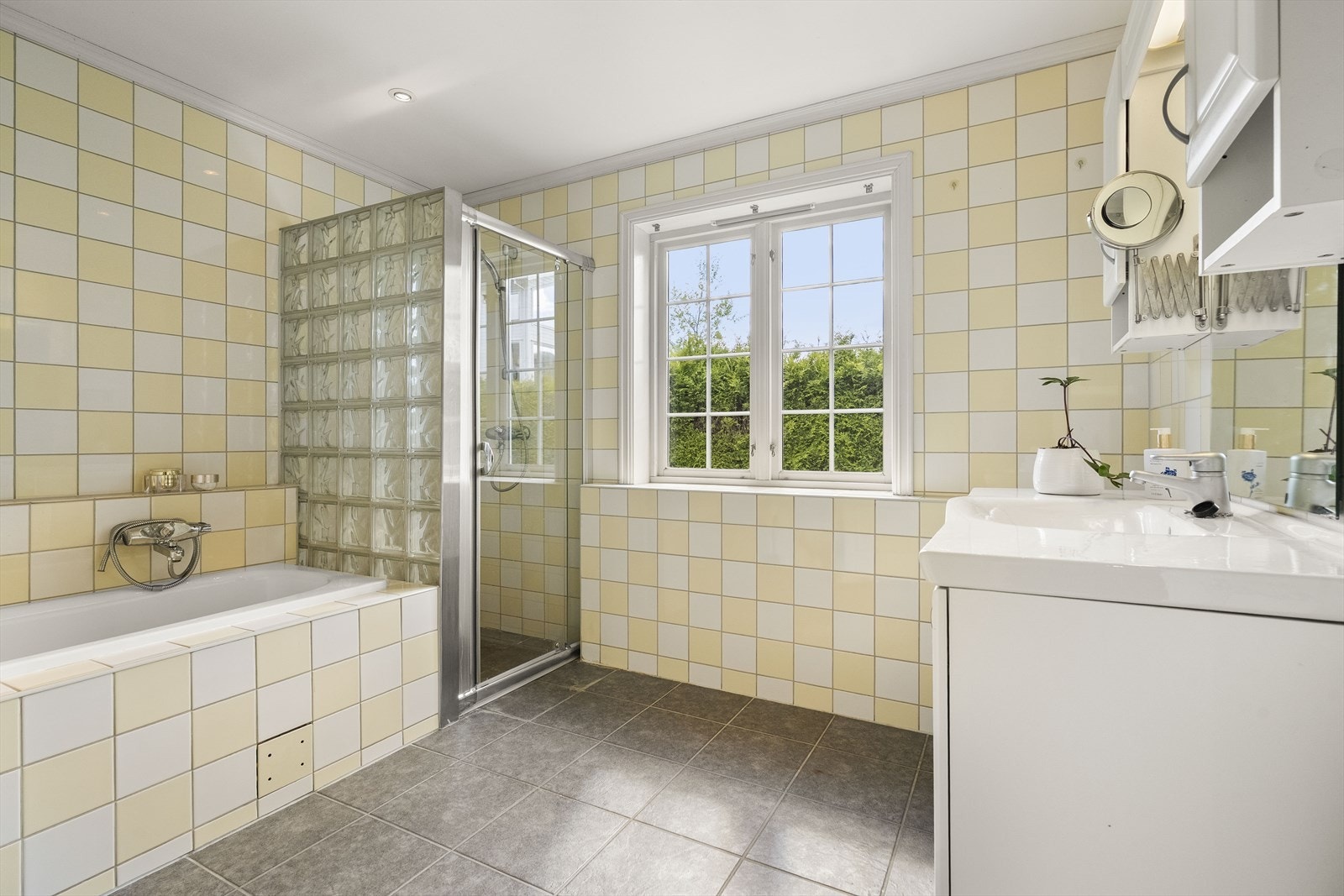 Fint, flislagt bad. Galleribilde