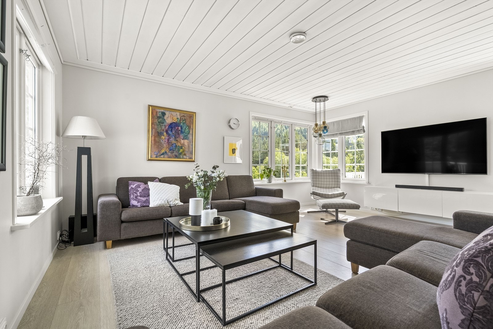 Lekker, modernisert stove. Vannboren varme i golvet. Galleribilde